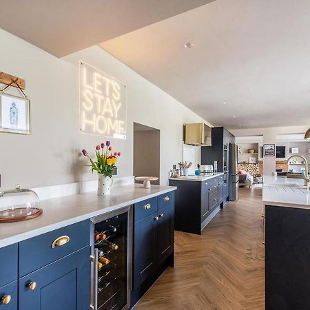 Luxury Group Celebration House With Hot Tub & Bar! Warminster Exterior foto