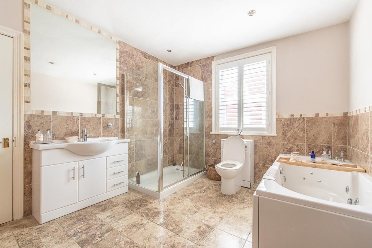 Luxury Group Celebration House With Hot Tub & Bar! Warminster Exterior foto