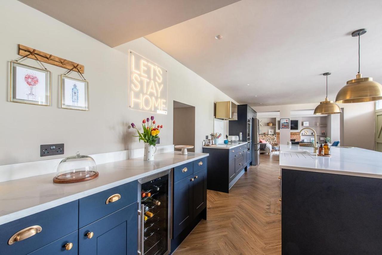 Luxury Group Celebration House With Hot Tub & Bar! Warminster Exterior foto